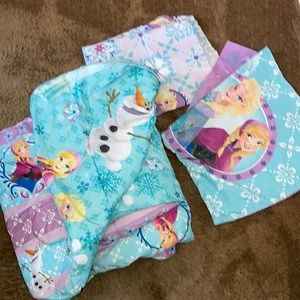 Frozen reversible comforter, top sheet and pillow case see pics and fitted sheet